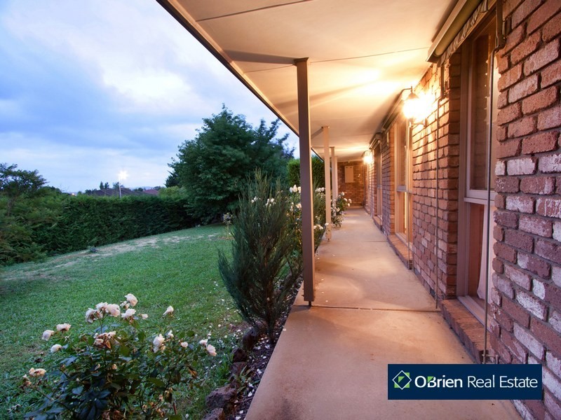 2 Ravensthorpe Crescent, Narre Warren South VIC 3805