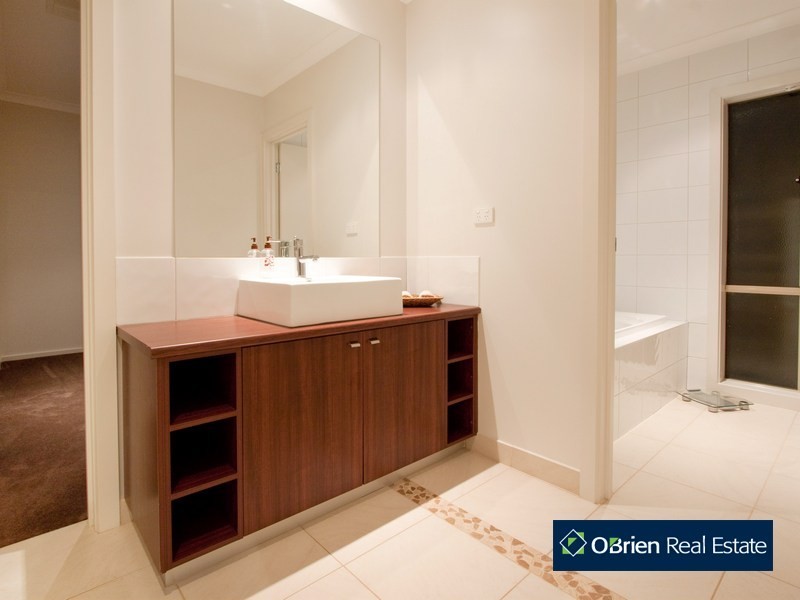 7 Landra Court, Berwick VIC 3806