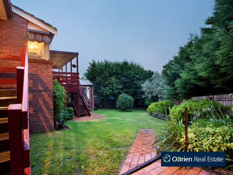 16 Mahon Avenue, Beaconsfield VIC 3807