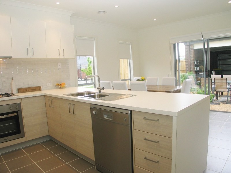 2 Peppermint Row, Officer VIC 3809