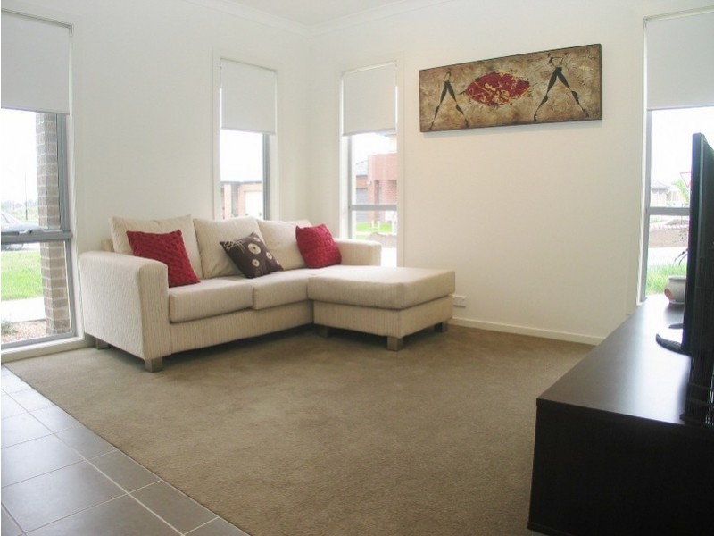 2 Peppermint Row, Officer VIC 3809