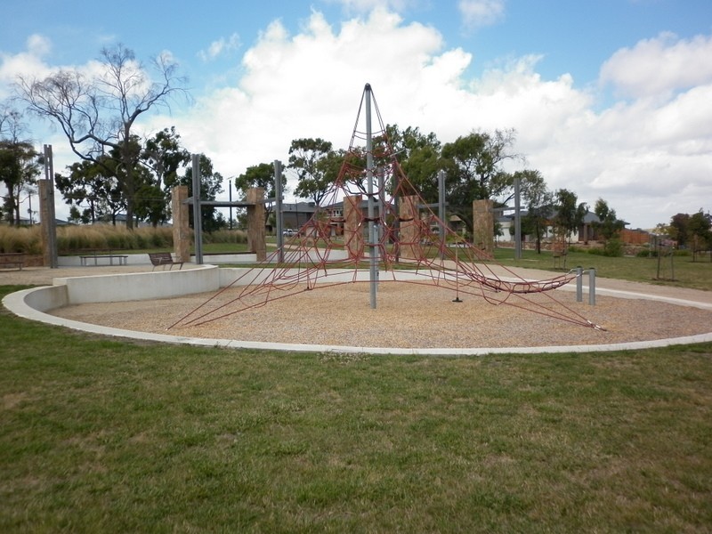 136 Settlers Run,, Cranbourne South VIC 3977