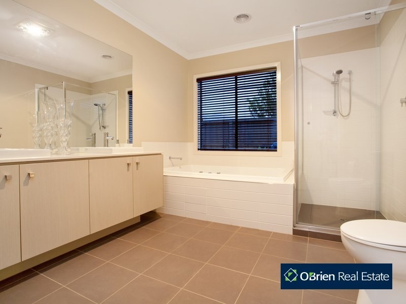8 Misty Close, Berwick VIC 3806