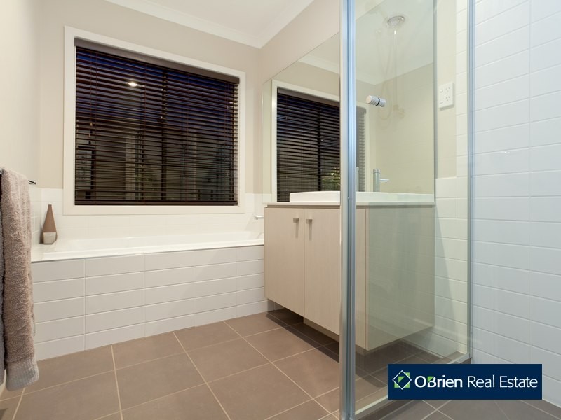 8 Misty Close, Berwick VIC 3806