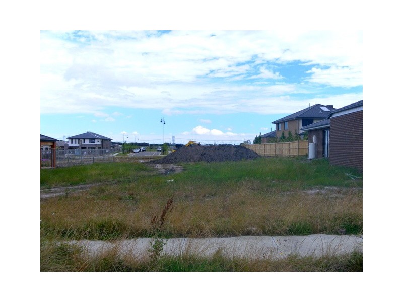 9 (Lot 303)  Charlbury Cres, Cranbourne North VIC 3977