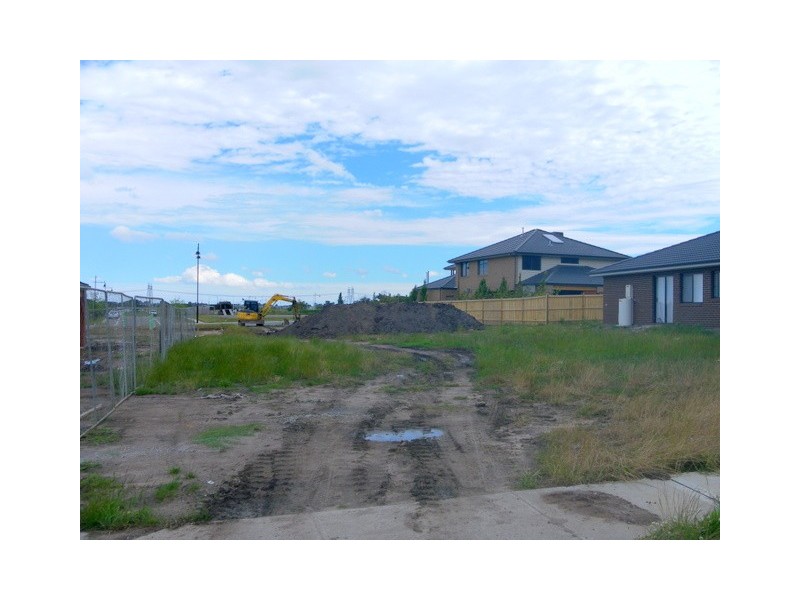 9 (Lot 303)  Charlbury Cres, Cranbourne North VIC 3977