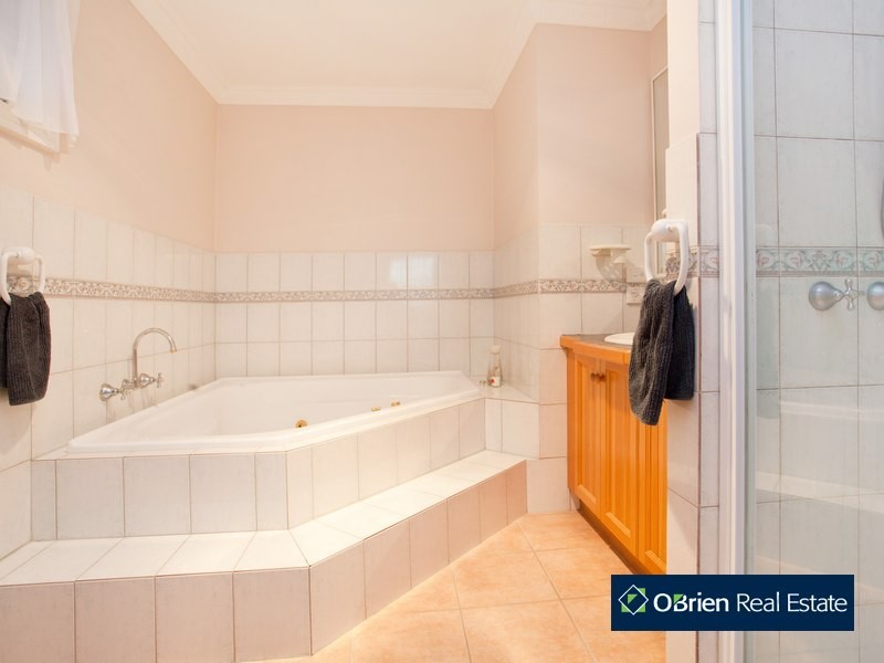 5  Edrington Park Drive, Berwick VIC 3806