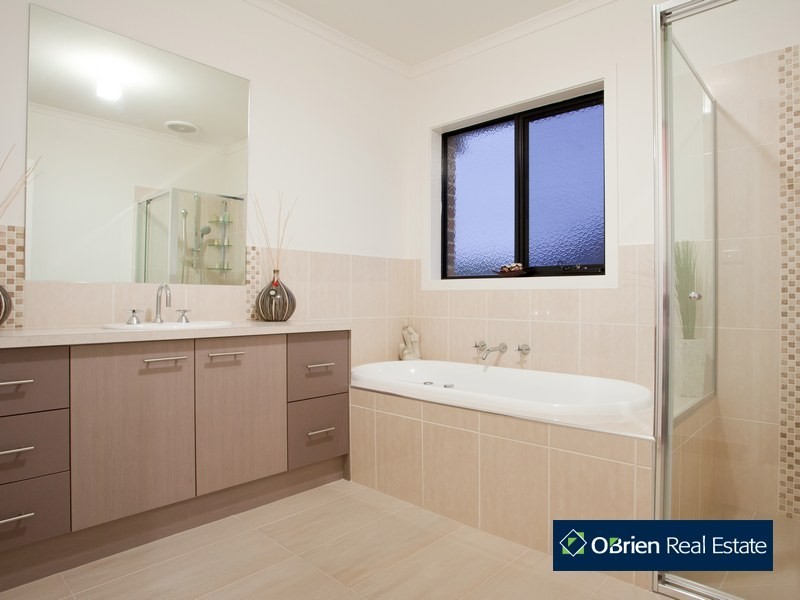 47 Bryn Mawr Boulevard, Berwick VIC 3806