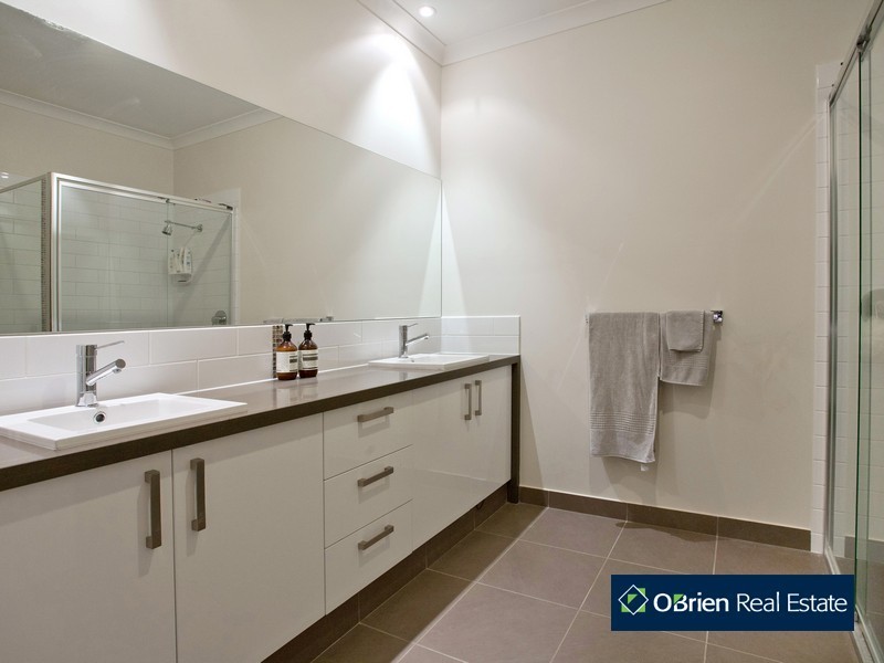 8/25 Canberra Avenue, Berwick VIC 3806