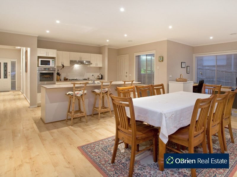 27 Glenview Rise, Berwick VIC 3806