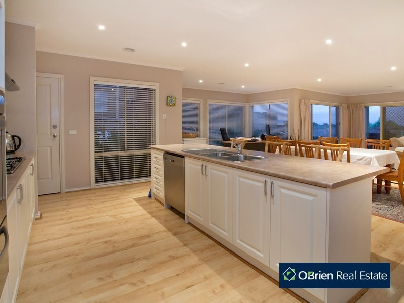 27 Glenview Rise, Berwick VIC 3806