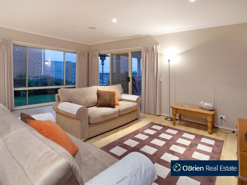 27 Glenview Rise, Berwick VIC 3806