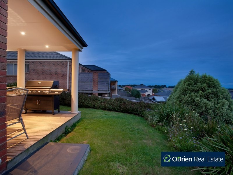 27 Glenview Rise, Berwick VIC 3806