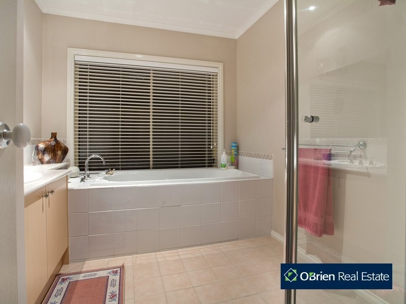 27 Glenview Rise, Berwick VIC 3806