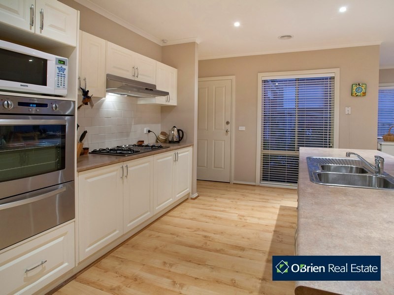 27 Glenview Rise, Berwick VIC 3806