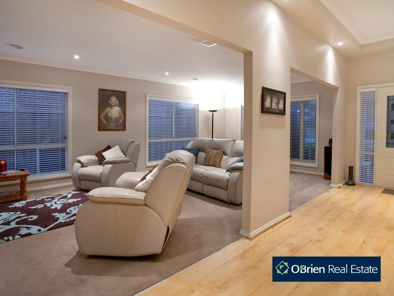 27 Glenview Rise, Berwick VIC 3806