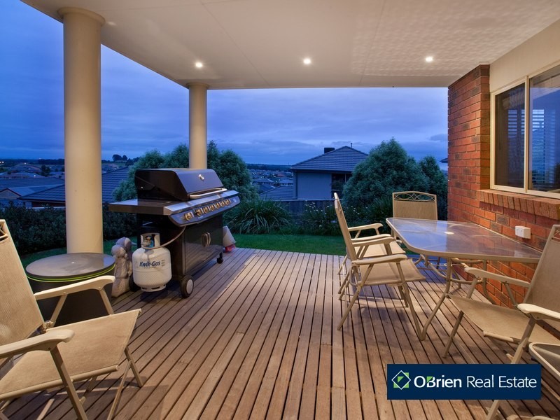 27 Glenview Rise, Berwick VIC 3806