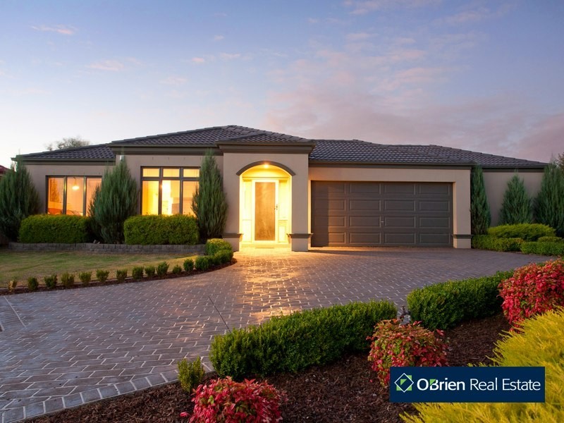 9  Azure Place, Narre Warren South VIC 3805