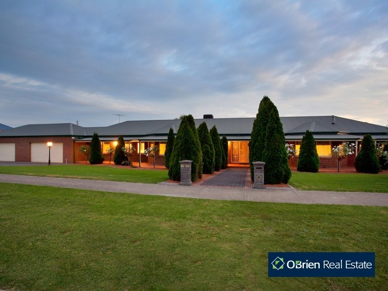 41-43  St Helens Crescent, Narre Warren North VIC 3804