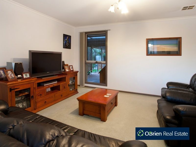 11 Frances Crescent, Cranbourne North VIC 3977