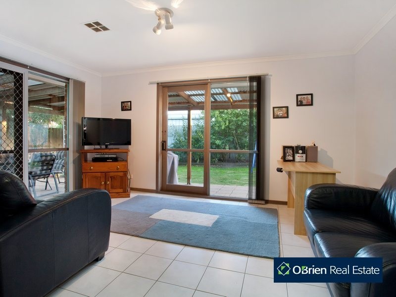 11 Frances Crescent, Cranbourne North VIC 3977