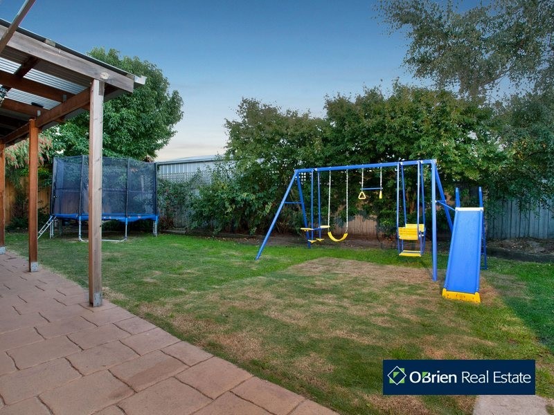 11 Frances Crescent, Cranbourne North VIC 3977