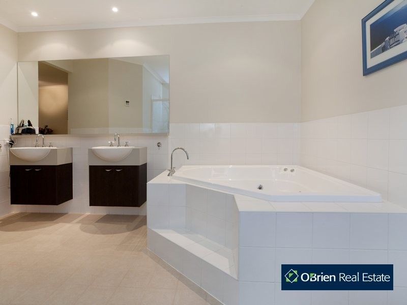 13 Spoonbill Street, Berwick VIC 3806