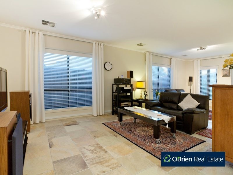 13 Spoonbill Street, Berwick VIC 3806