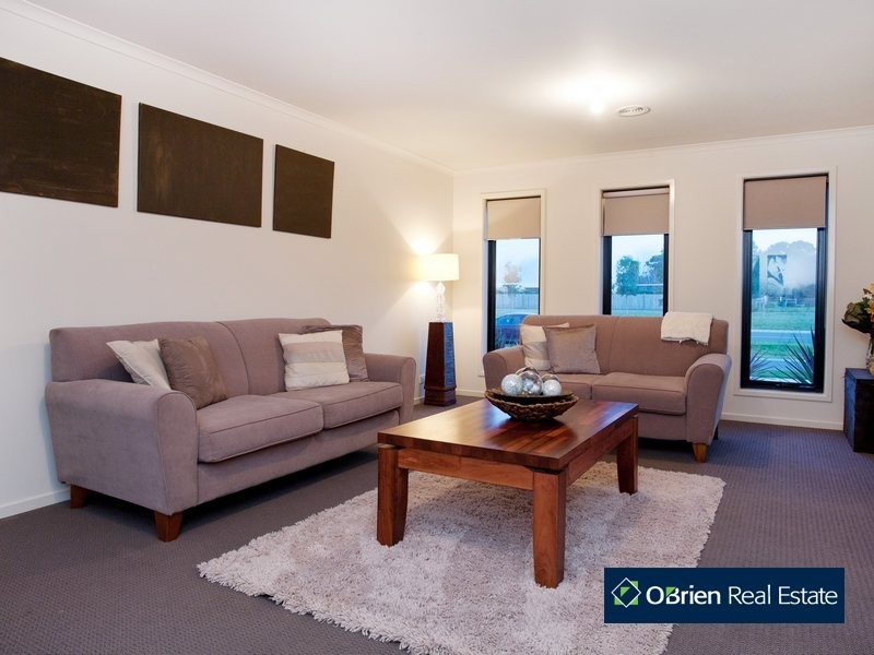 166 Linsell Boulevard, Cranbourne East VIC 3977