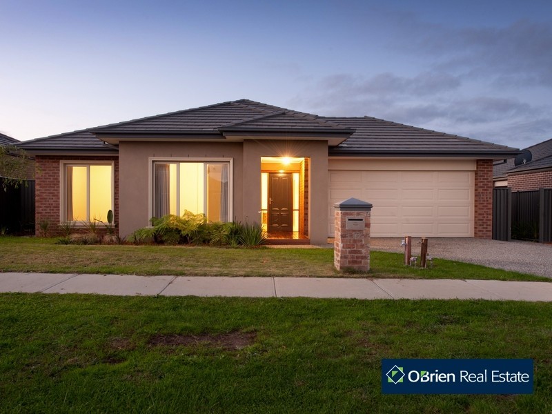 16 Espirit Avenue, Cranbourne North VIC 3977