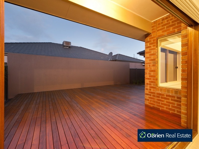 16 Espirit Avenue, Cranbourne North VIC 3977