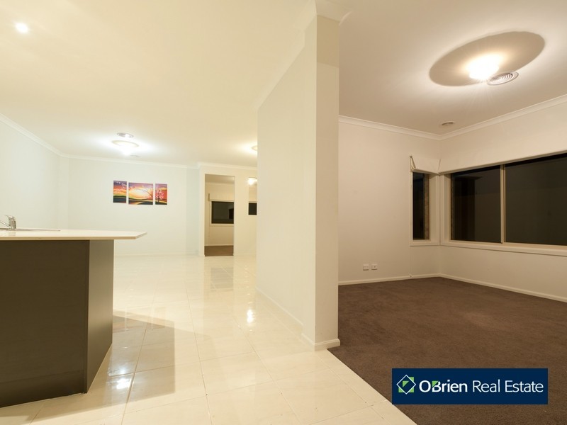 16 Espirit Avenue, Cranbourne North VIC 3977