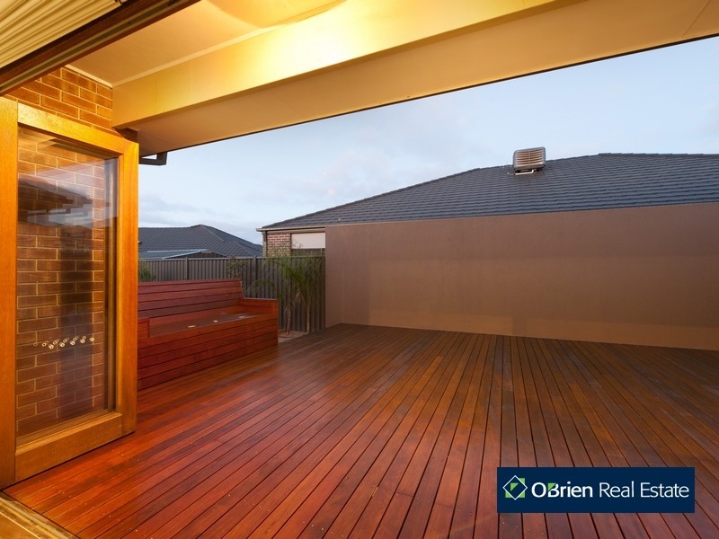 16 Espirit Avenue, Cranbourne North VIC 3977