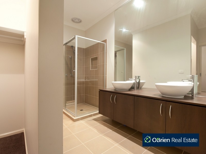 16 Espirit Avenue, Cranbourne North VIC 3977