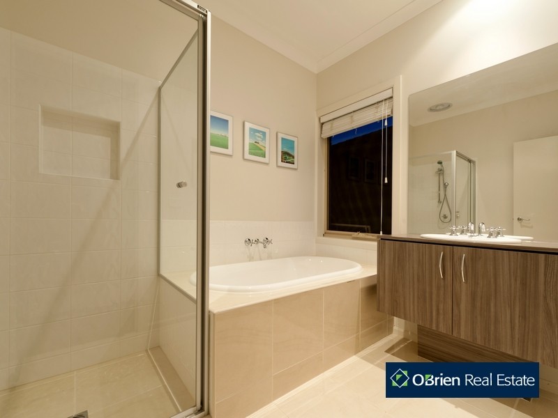 16 Espirit Avenue, Cranbourne North VIC 3977