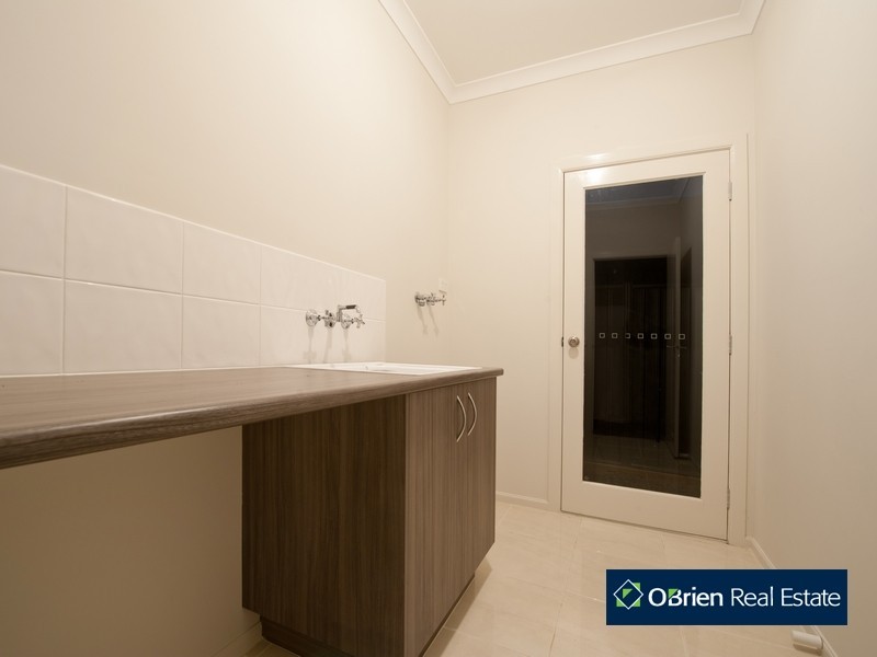 16 Espirit Avenue, Cranbourne North VIC 3977