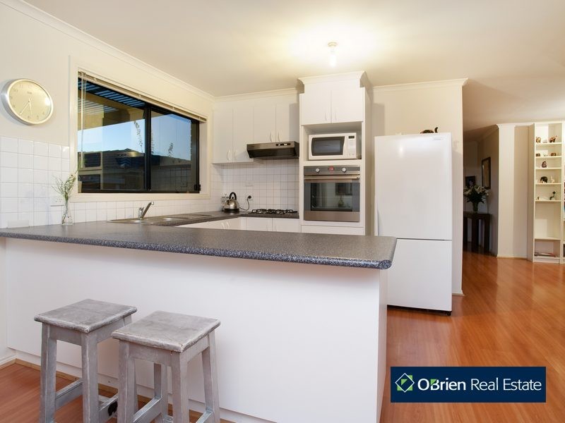 15 Farnborough Way, Berwick VIC 3806