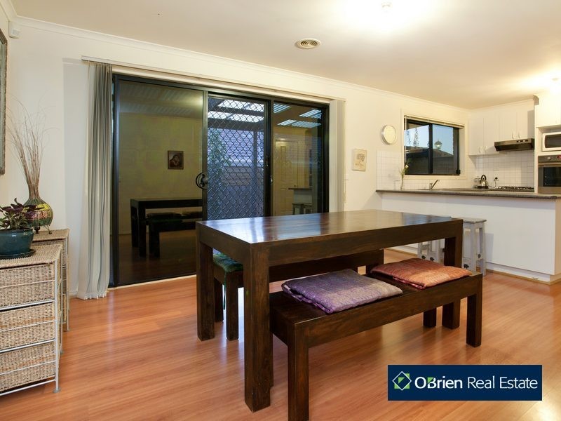 15 Farnborough Way, Berwick VIC 3806