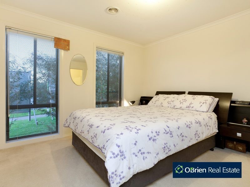 15 Farnborough Way, Berwick VIC 3806