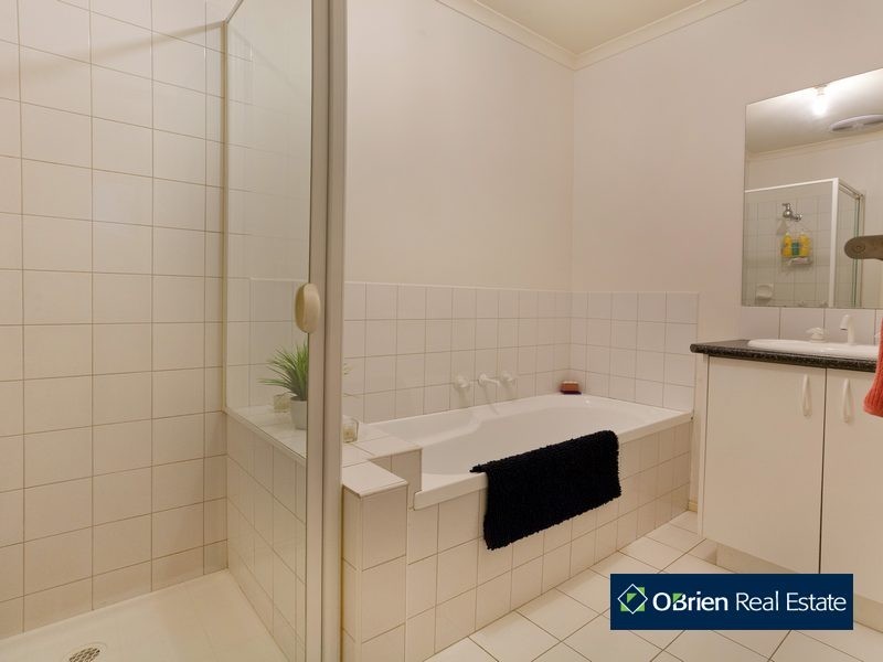 15 Farnborough Way, Berwick VIC 3806