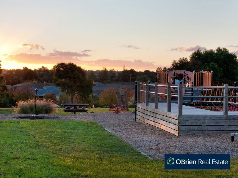 15 Farnborough Way, Berwick VIC 3806