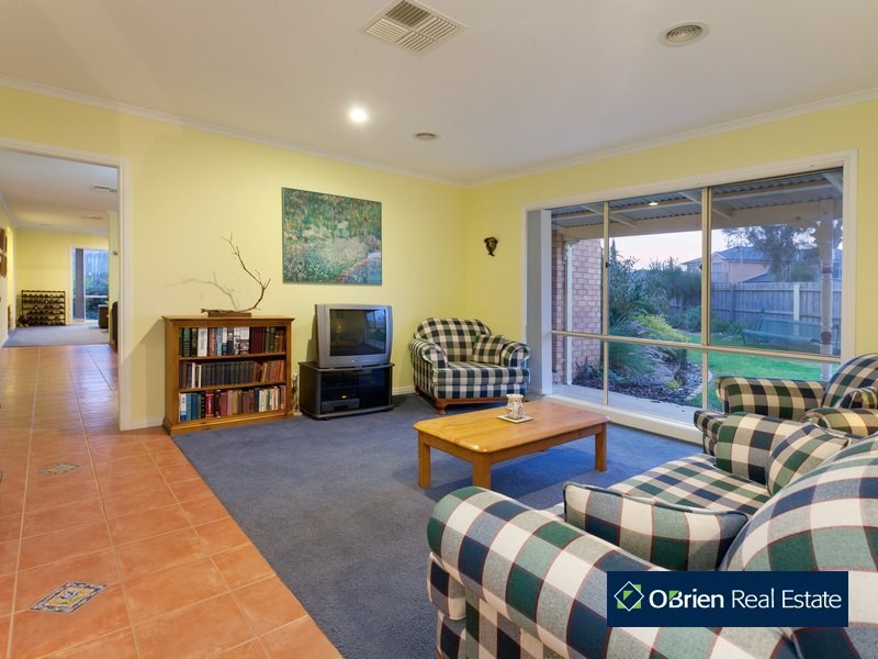 24 Sallybrook Circuit, Narre Warren VIC 3805