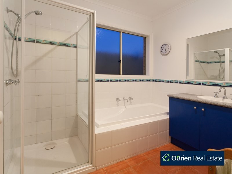 24 Sallybrook Circuit, Narre Warren VIC 3805