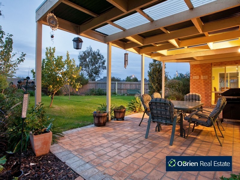 24 Sallybrook Circuit, Narre Warren VIC 3805