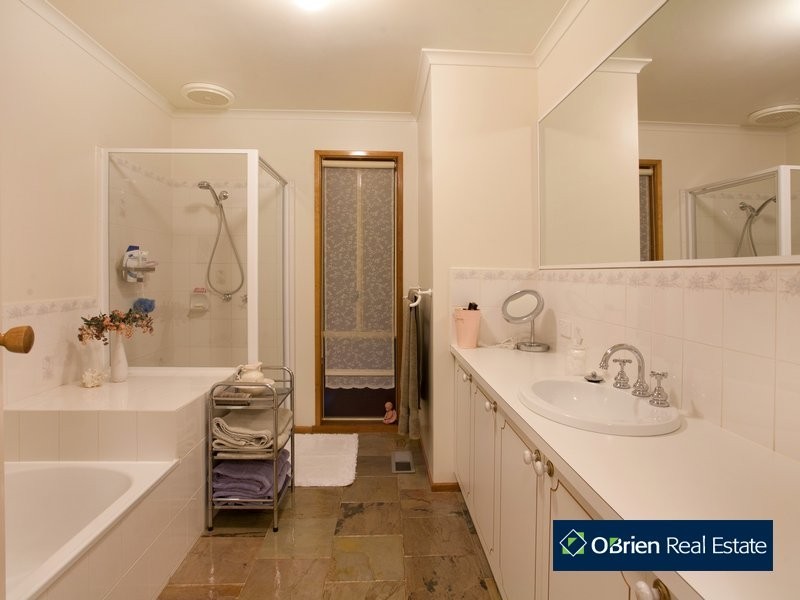 67 Edrington Park Drive, Berwick VIC 3806