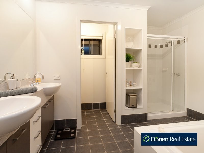 8 Northgate Drive, Berwick VIC 3806