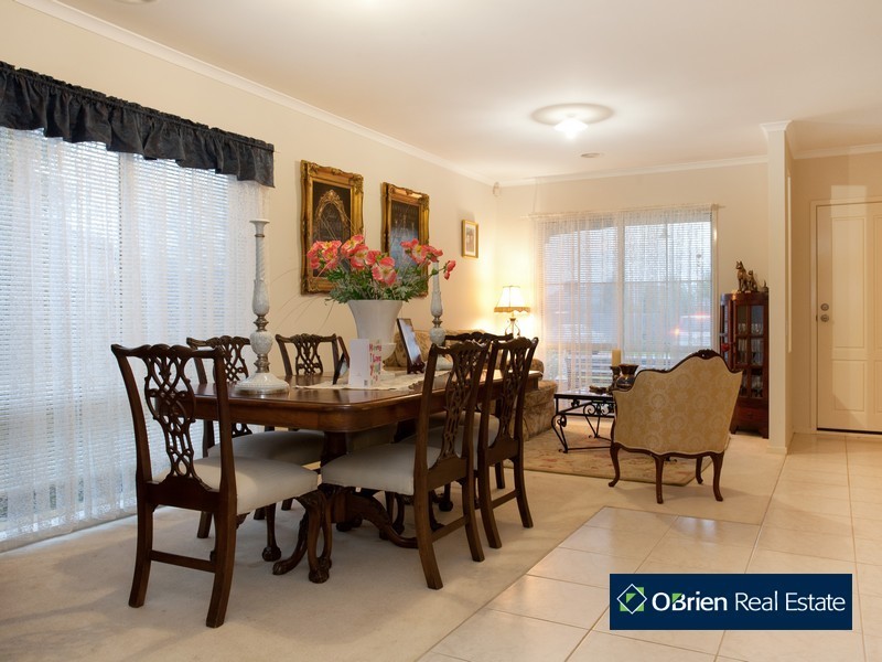 4 Jeune Grove, Berwick VIC 3806