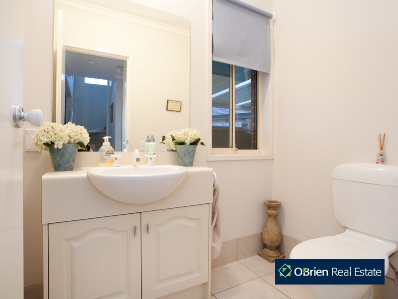 4 Jeune Grove, Berwick VIC 3806