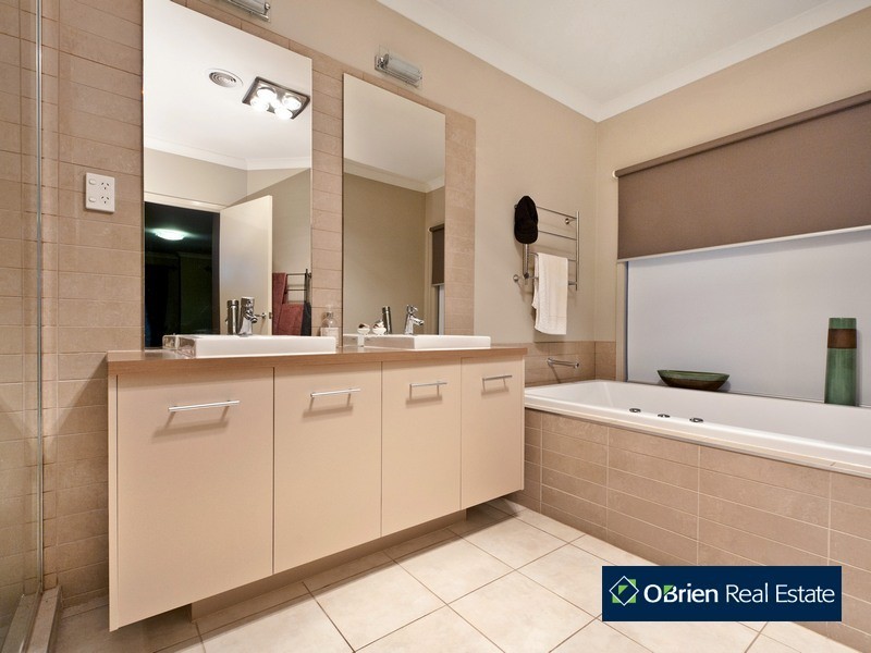 9 Lawton Grove, Berwick VIC 3806