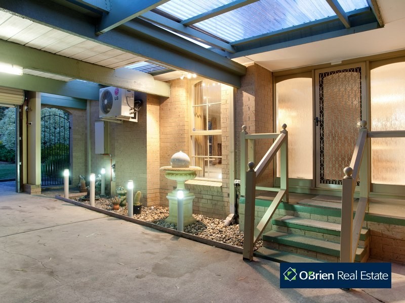 27 John Fawkner Drive, Endeavour Hills VIC 3802